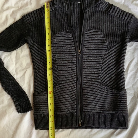 Lululemon Embrace Knit Hoodie in Black and Heather Grey (size six) - Picture 6 of 10
